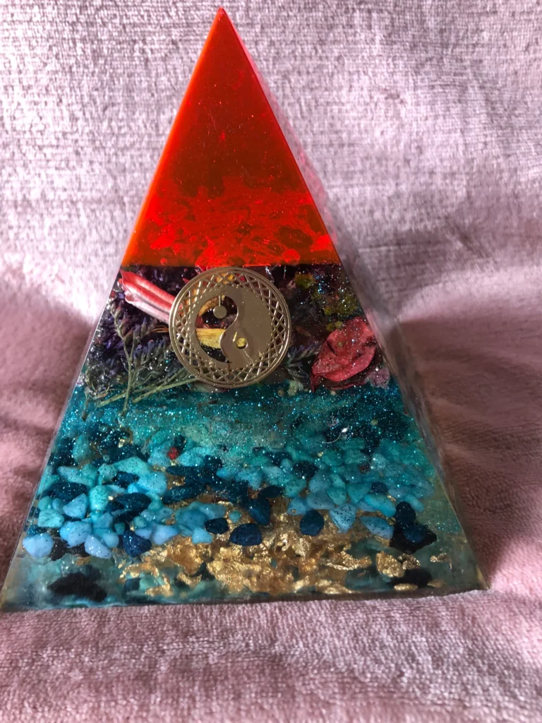 Orgonite Pyramide van Resin